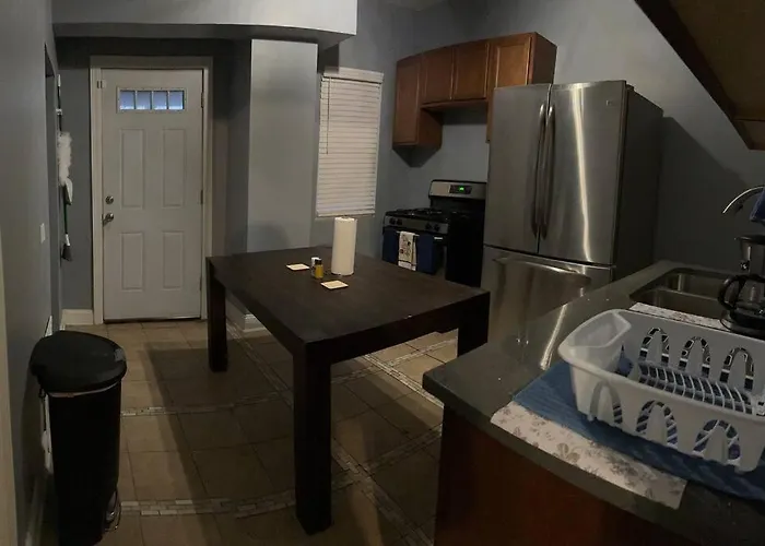 Urban Retreat 3 Bedroom Apt. Chicago