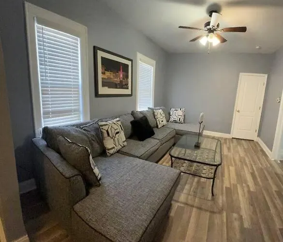Urban Retreat 3 Bedroom Apt. Chicago